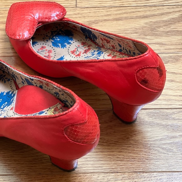 Red heart leather shoes. Sz 40. Miss l-fire. - Picture 4 of 5